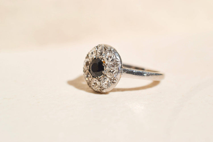 51 Bague fleur en or blanc 18 carats, saphir et diamants 58 Facettes 4031