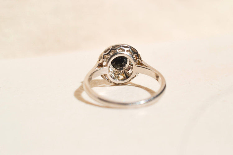 Bague 51 Bague fleur en or blanc 18 carats, saphir et diamants 58 Facettes 4031