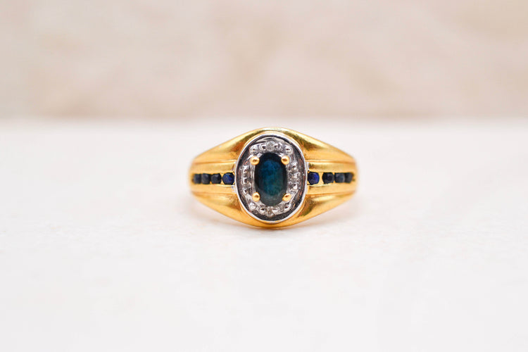 50 Bague chevalière en or jaune, saphirs et diamants 58 Facettes 4041