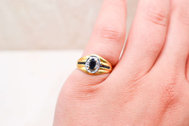 50 Bague chevalière en or jaune, saphirs et diamants 58 Facettes 4041
