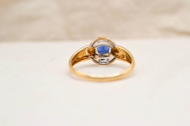 53 Bague saphir serti clos en or jaune et blanc 18 carats et diamants 58 Facettes 4089