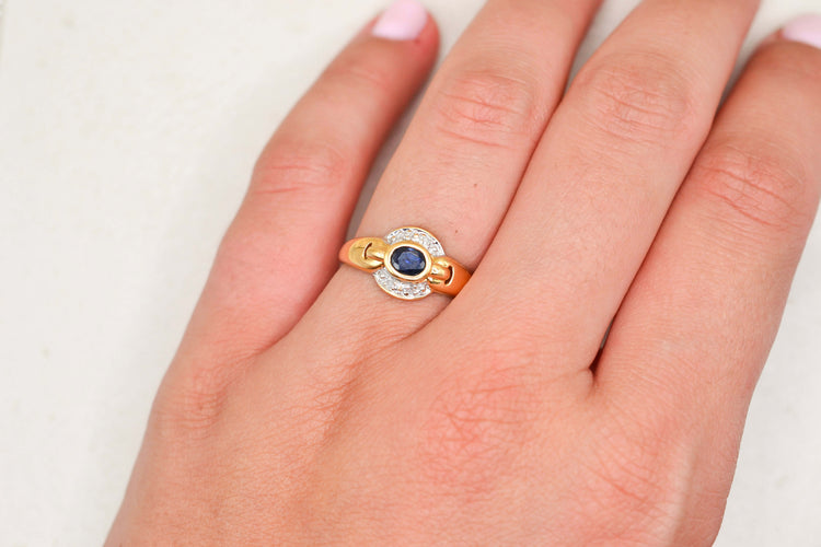 53 Bague saphir serti clos en or jaune et blanc 18 carats et diamants 58 Facettes 4089