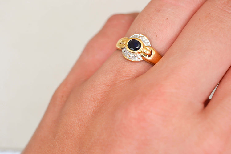53 Bague saphir serti clos en or jaune et blanc 18 carats et diamants 58 Facettes 4089