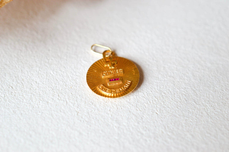 https://cdn.shopify.com/s/files/1/0963/7950/2920/files/medaille-amour-or.jpg?v=1781510316