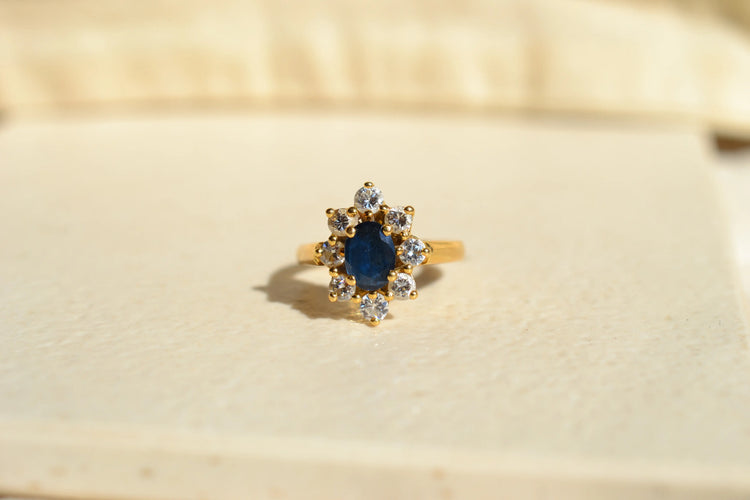 52 Bague marguerite saphir ovale et diamants en or jaune 58 Facettes 4116