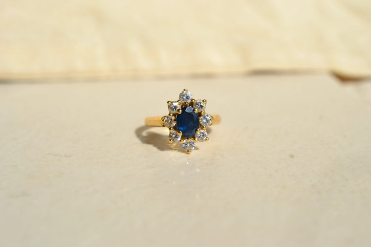52 Bague marguerite saphir ovale et diamants en or jaune 58 Facettes 4116