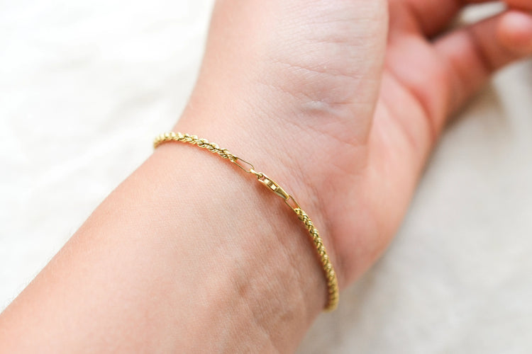 https://cdn.shopify.com/s/files/1/0963/7950/2920/files/bracelet-maille-or.webp?v=1783951538