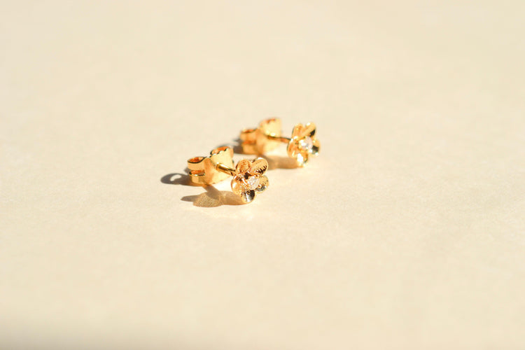 https://cdn.shopify.com/s/files/1/0963/7950/2920/files/boucles-oreilles-puces-or-jaune-diamants.jpg?v=1784293059