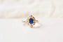 56 Marguerite - Bague en or blanc, saphir et diamants 58 Facettes 4146