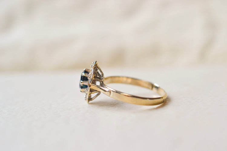 56 Marguerite - Bague en or blanc, saphir et diamants 58 Facettes 4146