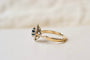 56 Marguerite - Bague en or blanc, saphir et diamants 58 Facettes 4146