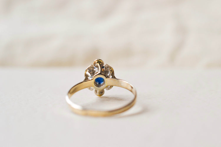 56 Marguerite - Bague en or blanc, saphir et diamants 58 Facettes 4146