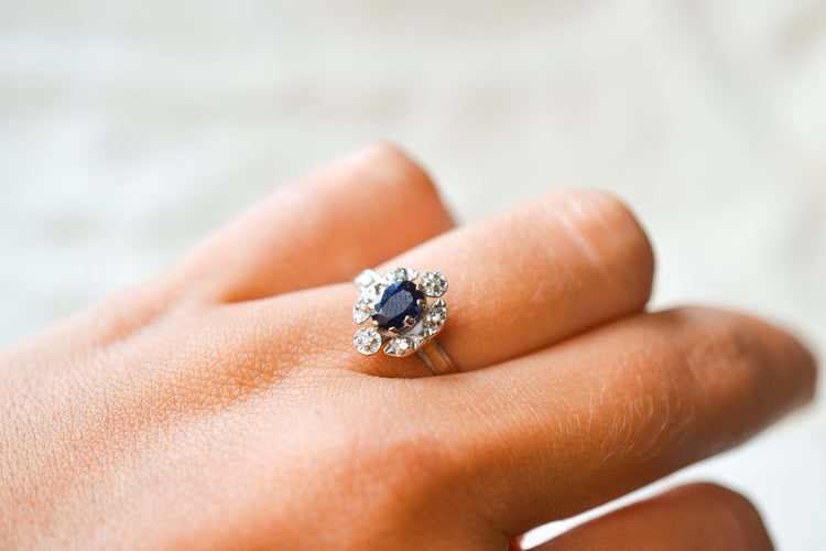 56 Marguerite - Bague en or blanc, saphir et diamants 58 Facettes 4146