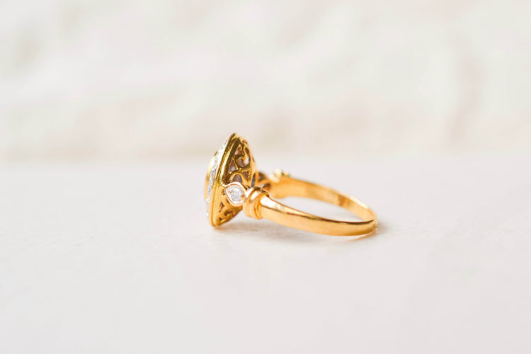 50 Bague marguerite ovale en or jaune, saphir et diamants 58 Facettes 4173