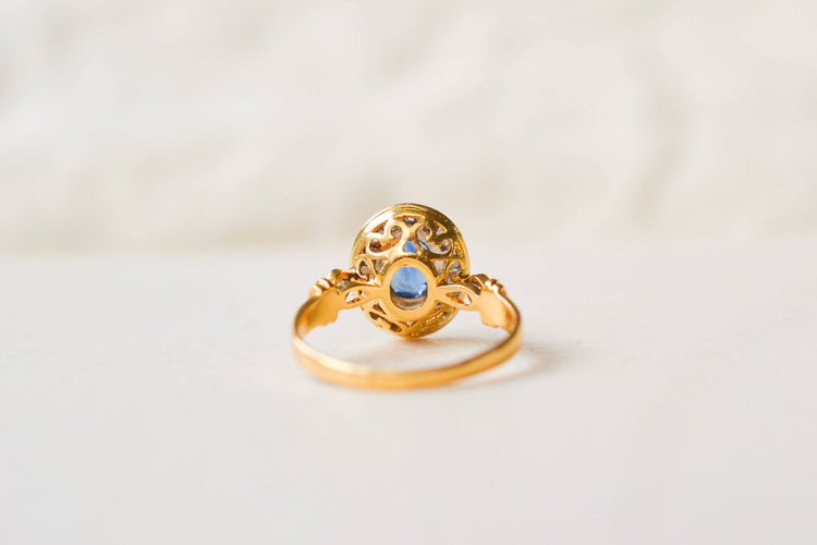 50 Bague marguerite ovale en or jaune, saphir et diamants 58 Facettes 4173