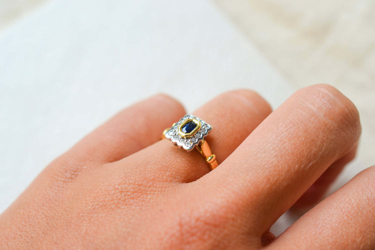 53 Bague marguerite rectangulaire festonnée en or jaune et or blanc, saphir et diamants 58 Facettes 4136