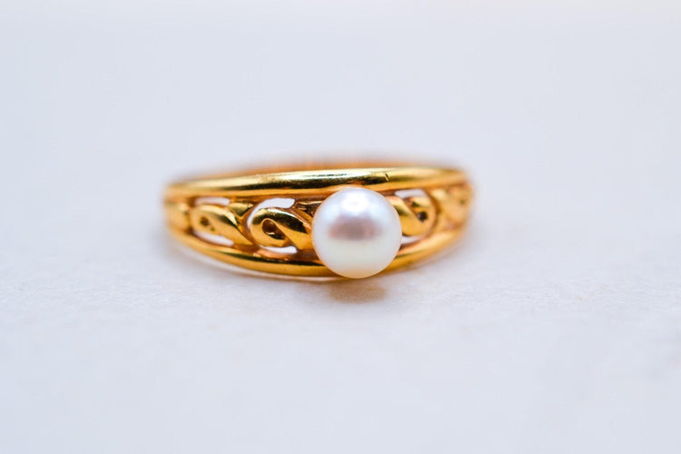 53 Bague bandeau ajourée en or jaune et perle de culture 58 Facettes 3847