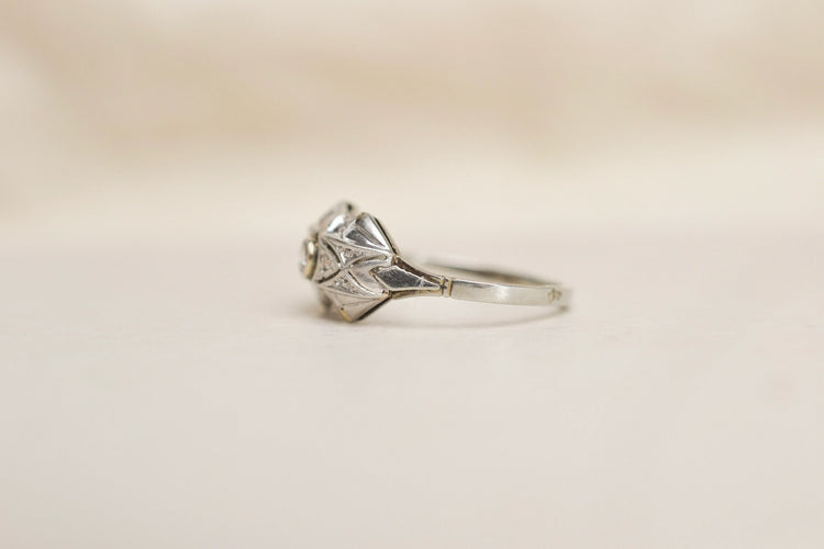53 Art Déco - Bague en or blanc, platine et diamant 58 Facettes 4121