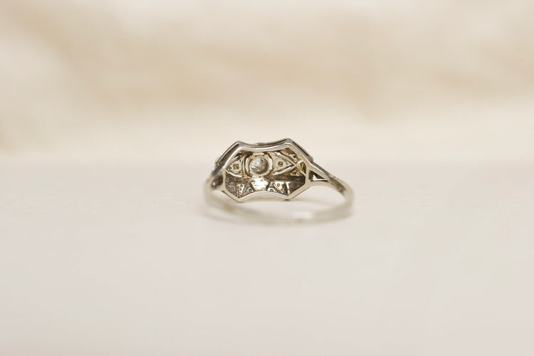 53 Art Déco - Bague en or blanc, platine et diamant 58 Facettes 4121