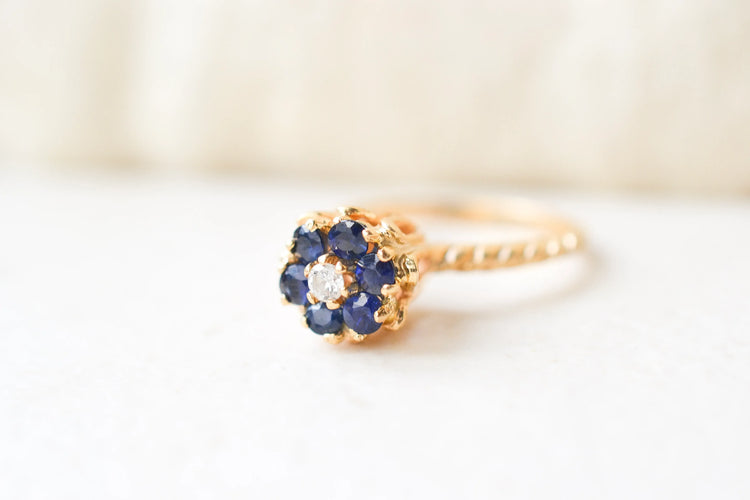 52 Bague fleur et cordage en or jaune 14K, diamant et saphirs 58 Facettes 4152