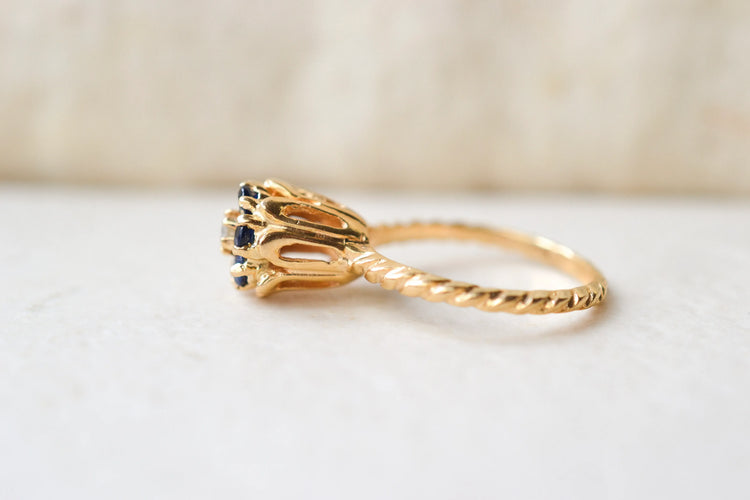 52 Bague fleur et cordage en or jaune 14K, diamant et saphirs 58 Facettes 4152