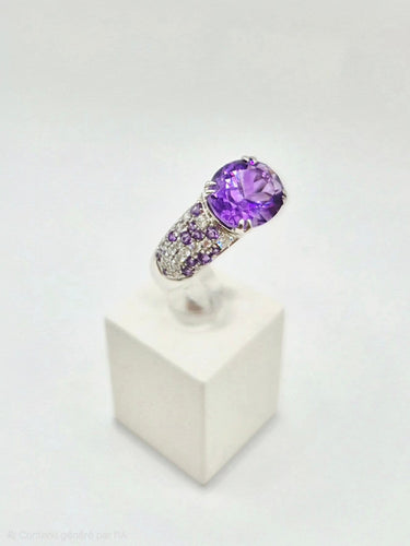 50 Mauboussin Plaisirs d'Amour - Bague en or blanc, améthystes et diamants 58 Facettes 323/1070