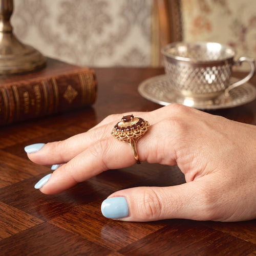 55.5 Bague dôme vintage en or jaune 18K et grenats 58 Facettes 1791