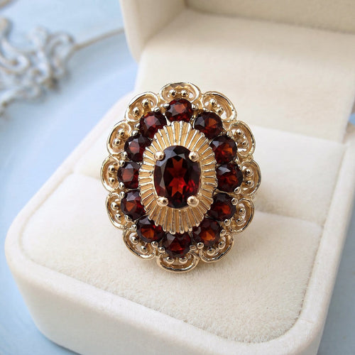 55.5 Bague dôme vintage en or jaune 18K et grenats 58 Facettes 1791
