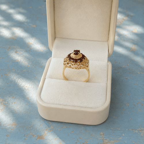 55.5 Bague dôme vintage en or jaune 18K et grenats 58 Facettes 1791