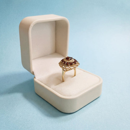 55.5 Bague dôme vintage en or jaune 18K et grenats 58 Facettes 1791