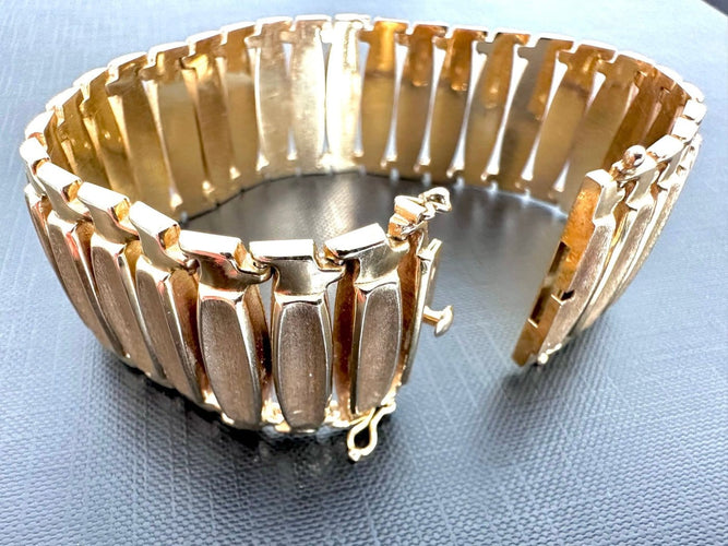 Bracelet Art déco large et souple en or jaune 18 carats 58 Facettes BR1539D