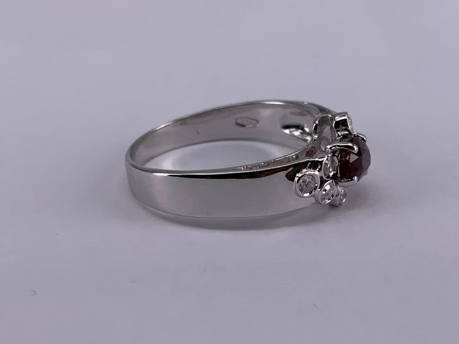 53.5 Bague ovale en or blanc, rubis et diamant 58 Facettes BA 226