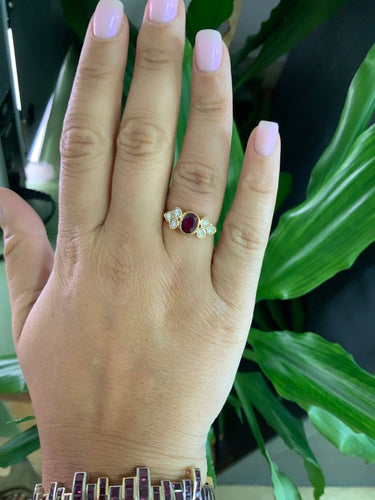 52 Bague serti clos en or jaune avec rubis ovale et diamants 58 Facettes BA 4