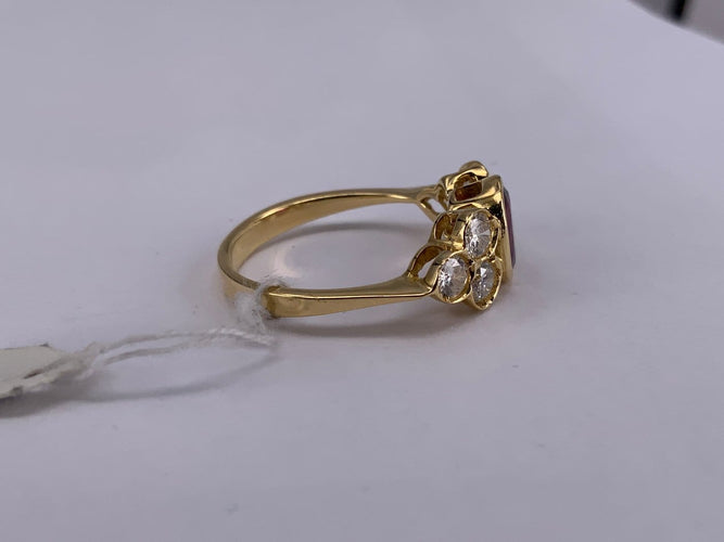 52 Bague serti clos en or jaune avec rubis ovale et diamants 58 Facettes BA 4