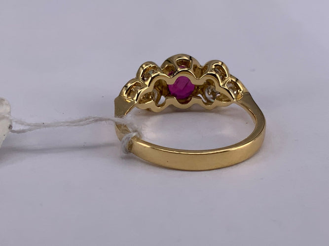 52 Bague serti clos en or jaune avec rubis ovale et diamants 58 Facettes BA 4