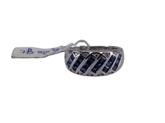 54 Bague lignes en or blanc, saphir et diamants 58 Facettes BA 777