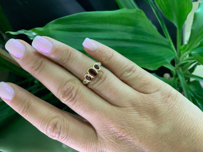 53 Bague Trinity en or jaune avec rubis et diamants 58 Facettes BA 62
