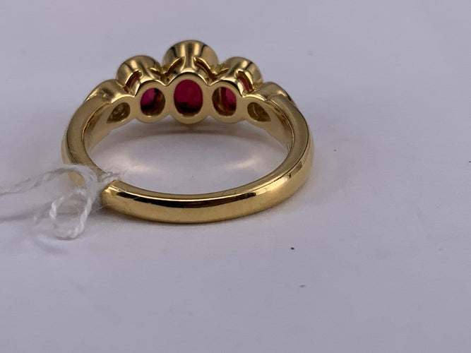 53 Bague Trinity en or jaune avec rubis et diamants 58 Facettes BA 62