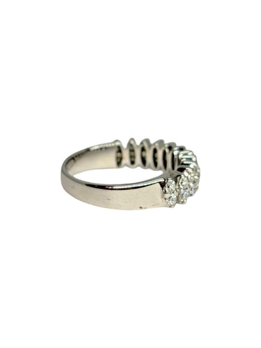 52 Demi-alliance en or blanc 18K et diamants 58 Facettes 2177
