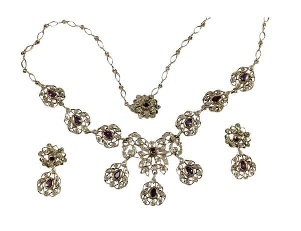 Parure ancienne - Collier et boucles d'oreilles en or, diamants et rubis 58 Facettes 3844