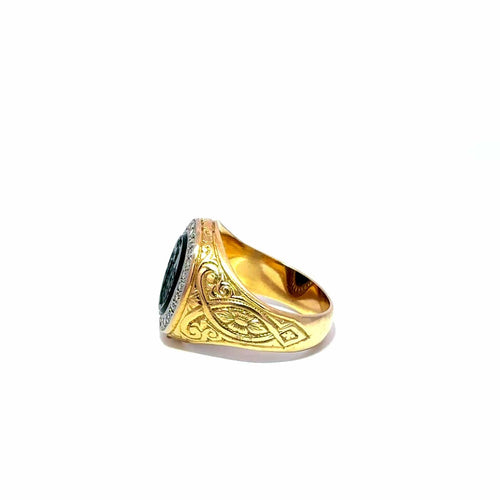 51 Bague chevalière en or jaune avec camée vert et diamants 58 Facettes 50486