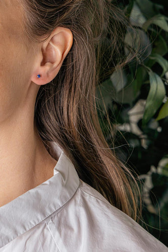 Boucles d'oreilles puces en or blanc et saphirs 58 Facettes 5284021CN