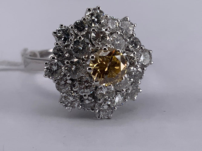 54 Bague cocktail en or blanc et diamants jaunes 58 Facettes BA 33