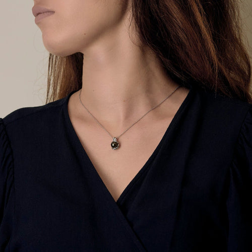 Mauboussin Caviar Mon Amour - Collier en or blanc, diamants et perle 58 Facettes ColMaubperle