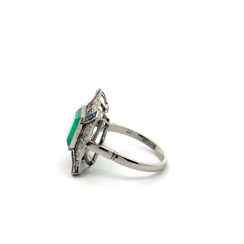 57 Eternal Green - Bague Art déco en platine, émeraude, saphirs et diamants 58 Facettes 50488