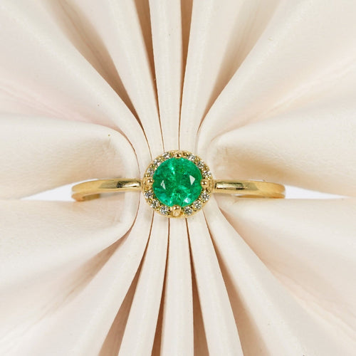 54 Bague en or jaune 14 ct avec émeraude et diamants 58 Facettes R021