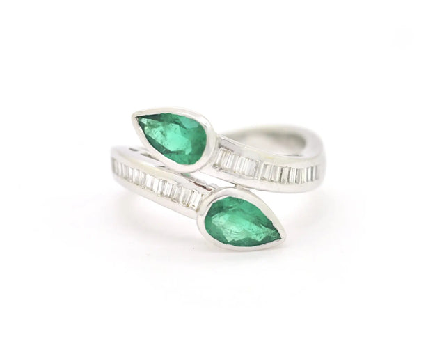 53 Bague contrarié en or blanc, émeraudes de Colombie et diamants 58 Facettes 13593