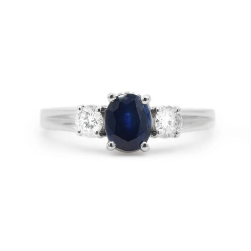 58 Bague en or blanc avec saphir 0,90 ct et diamants 58 Facettes 17949