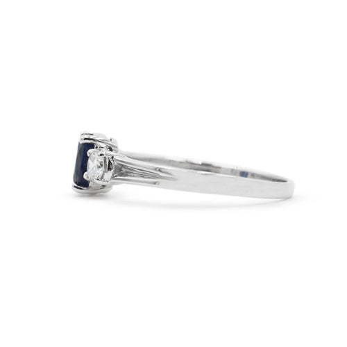 58 Bague en or blanc avec saphir 0,90 ct et diamants 58 Facettes 17949