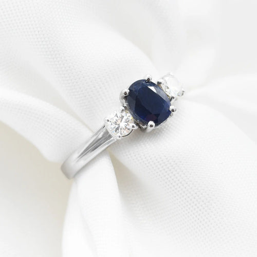 58 Bague en or blanc avec saphir 0,90 ct et diamants 58 Facettes 17949
